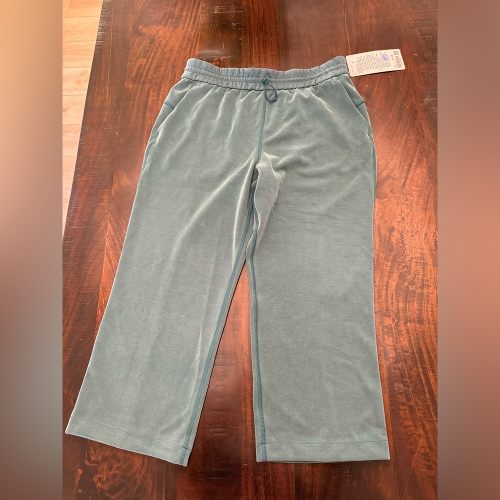 Lululemon softstreme straight leg crop 24"